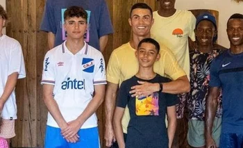 Cristiano Ronaldo y un familiar a su lado con la camiseta de Nacional