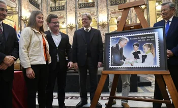 El sello lleva la imagen de Vázquez entregando las primeras ceibalitas a niños de Cardal.