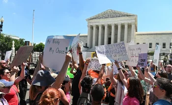 Manifestantes protestan por derogación del derecho al aborto frente a la Suprema Corte de Justicia. (Archivo)