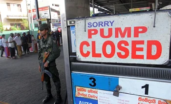 Un soldado de Sri Lanka hace guardia fuera de una estación de combustible que se quedó sin gasolina en Colombo, capital del país
