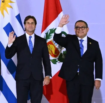 Lacalle Pou con el representante peruano