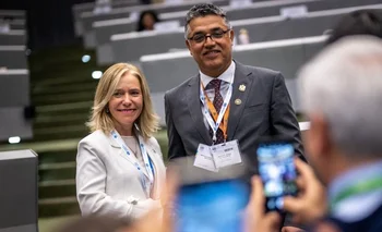 Celeste Saulo y el saliente titular de la OMM, Petteri Taalas, durante el Congreso Meteorológico Mundial