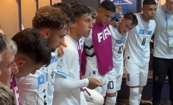 Fabricio Díaz hablándole a sus compañeros de la selección uruguaya sub 20 antes del partido ante Gambia