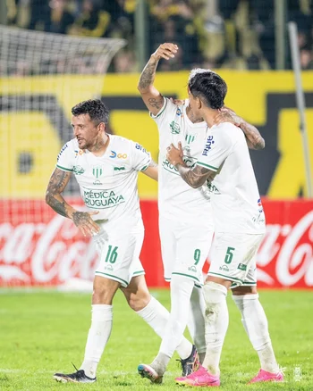 Los jugadores de La Luz celebran el gol del transitorio empate ante Peñarol 1-1