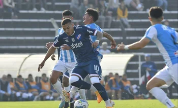 Lucas Rodríguez presiona a Fagúndez 