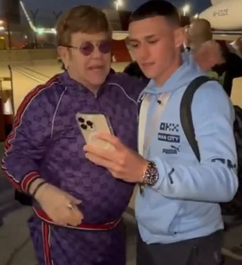 Elton John recibió a todos los jugadores de Manchester City tras ganar la FA Cup y Phil Foden le pidió una selfie
