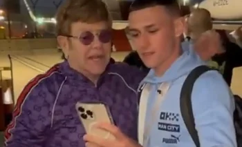 Elton John recibió a todos los jugadores de Manchester City tras ganar la FA Cup y Phil Foden le pidió una selfie