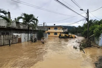 Doce horas de lluvia ininterrumpidas provocaron el desbordamiento de seis ríos en las localidades de Quinindé, Atacames, Esmeraldas y Muisne