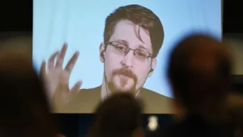 Con 39 años, Snowden vive de conferencias y consultorías privadas y reside en Moscú con su esposa estadounidense y sus dos hijos, nacidos en Rusia.