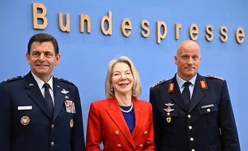 El director de la Guardia Nacional aérea de Estados Unidos Michael Loh, la embajadora de Estados Unidos en Alemania Amy Gutmann y el Inspector de la Fuerza Aérea alemana Ingo Gerhartz