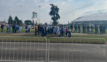 Hinchas uruguayos haciendo fila para ingresar al estadio Único de La Plata