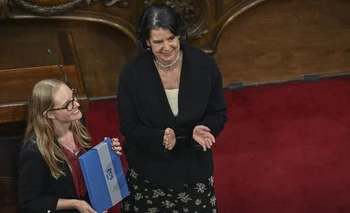 Beatriz Hevia, con el proyecto de Carta Magna en sus manos, es la presidenta del Consejo Constitucional chileno.