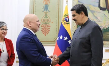 El fiscal de la CPI, Karim Khan y el presidente Nicolás Maduro