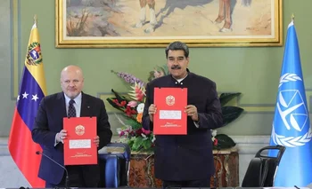 El fiscal de la CPI Karim Khan y el presidente venezolano Nicolás Maduro luego de la firma del memorando.