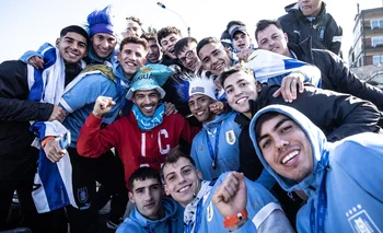 Luis Suárez se subió en medio del camino en el ómnibus de la caravana de los jugadores campeones del mundo con la selección uruguaya sub 20