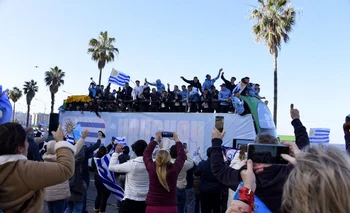 La gente salió a la calle para saludar a la selección uruguaya sub 20 campeona del mundo