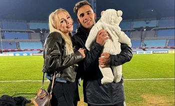 Rodrigo Zalazar con su esposa y su pequeño hijo y el recuerdo de su primer partido jugado con Uruguay en el Estadio Centenario