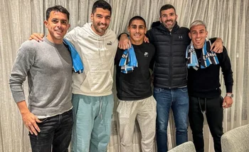 Luis Suárez estuvo junto a Diego Rodríguez, Diego Zabala, Emmanuel Gigliotti y Christian Almeida, excompañeros de Nacional, y les regaló su camiseta de Gremio