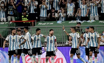 La selección argentina festeja el gol de Messi para el 1-0 contra Australia