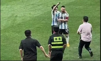 El abrazo del hincha a Messi