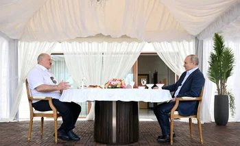 Los presidentes Vladimir Putin y Alexander Lukashenko al acordar el despliegue de armas nucleares tácticas