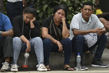 Familiares de las víctimas fallecidas en el ataque esperan en la morgue de Guayaquil