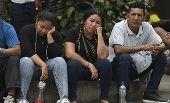 Familiares de las víctimas fallecidas en el ataque esperan en la morgue de Guayaquil
