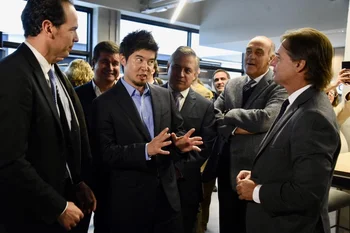 El líder global de los Microsoft AI Co-Innovation Labs, Jun Yamasaki, habla con Lacalle sobre la operativa del laboratorio de Microsoft en Uruguay.
