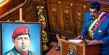 El presidente de Venezuela, Nicolás Maduro, junto a un cuadro de su antecesor Hugo Chávez
