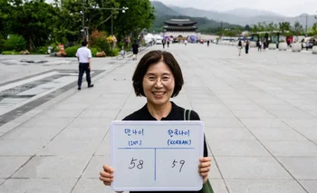 “Es una hermosa sensación sentirse un año más joven”, dice Lee Jung-hee mientras pasea por una plaza de Seúl