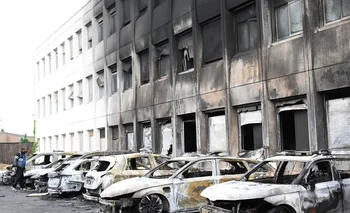 El ministerio del Interior informó en más de 150 personas fueron detenidas y decenas de autos resultaron quemados por personas lanzadas a la calle con carteles que decían “la policía mata”