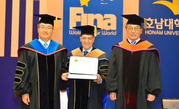 Maglione recibió la distinción Doctorado en Administración de Empresas en la Universidad de Honam.