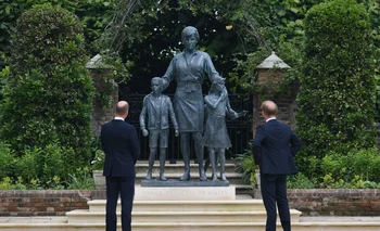 Harry y William junto a la estatua de su madre en Kensington