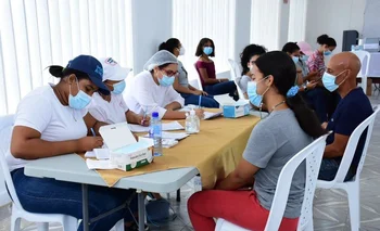 Dominicanos acuden a vacunarse contra el coronavirus, en Nagua el 26 de junio de 2021