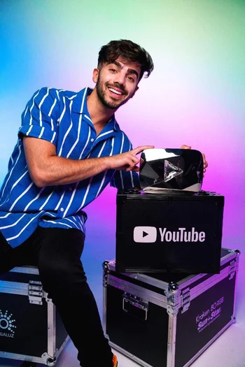 Federico Vigevani con su placa de diamante, que YouTube entrega a los canales que pasan las 10 millones de suscripciones