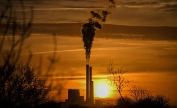 Las fábricas son una de las principales causas de la contaminación ambiental
