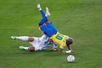 Vuela Neymar tras la marca de Paredes