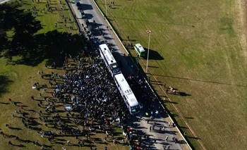 Miles de hinchas le salieron al cruce al ómnibus