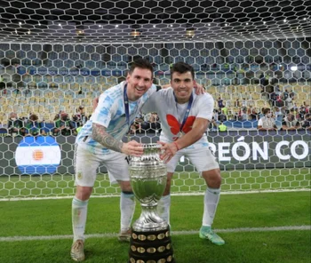 Marcos Acuña junto a Lionel Messi y la Copa América