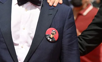 Los actores de La fiebre de Petrov lucieron pin alusivos a su director en la alfombra roja de Cannes