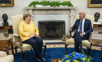 A la izquierda la canciller alemana, Angela Merkel.  A la derecha el presidente estadounidense, Joe Biden