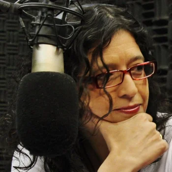 Alejandra Casablanca en un estudio de radio