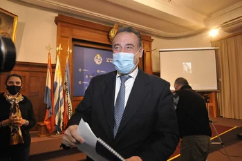 Foto de archivo. Daniel Salinas lleva consigo hojas con datos y anotaciones, tras una conferencia de prensa en el MSP
