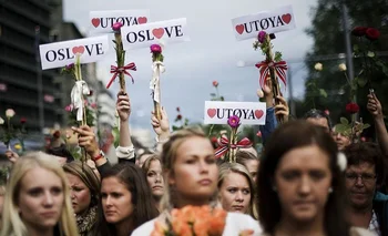 Hace 10 años los noruegos salieron masivamente a las calles tras los atentados.