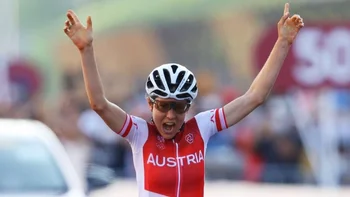 La matemática austríaca Anna Kiesenhofer festejó su oro en ciclismo de ruta.