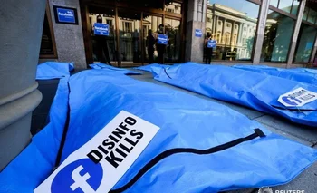 Protestas con bolsas de cadáveres frente a la sede de Facebook