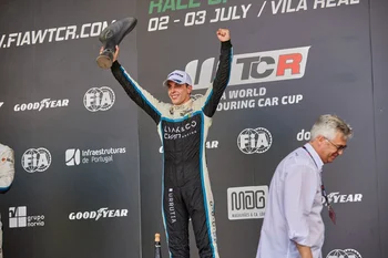 Santiago Urrutia celebra el primer puesto logrado este domingo en la primera carrera disputada en Portugal