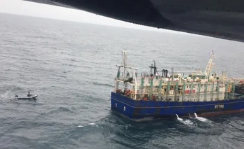 Fotos facilitadas por la Armada Nacional sobre la persecución al buque chino, acusado de pesca ilegal
