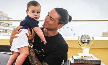Darwin Núñez con su hijo y el premio de A Bola