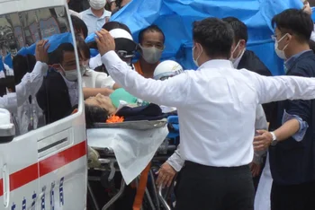 Shinzo Abe es atendido luego del disparo